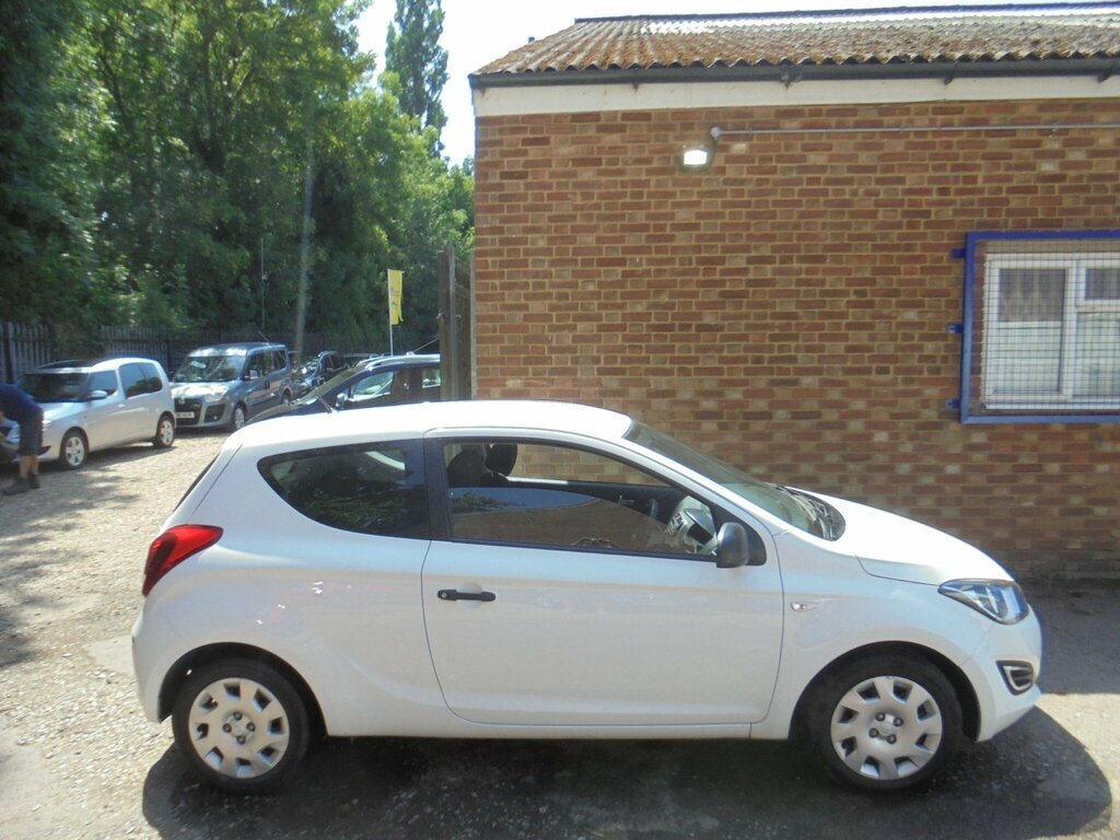 Hyundai I20 1.2 Classic Euro 5 YT64ZVR White #3