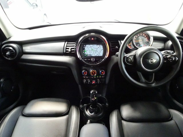 Mini Hatch 1.5 Cooper Classic Hatchback Steptronic Black #2
