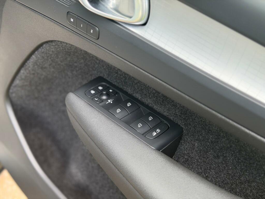 Volvo XC40 2.0 B3p Ultimate Dark Grey #32
