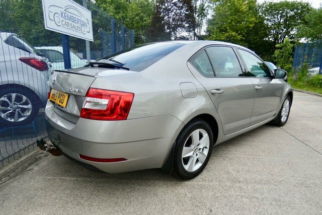 Skoda Octavia 2019 1.5 Tsi Gpf Act Se Hatchback Manua Beige #4