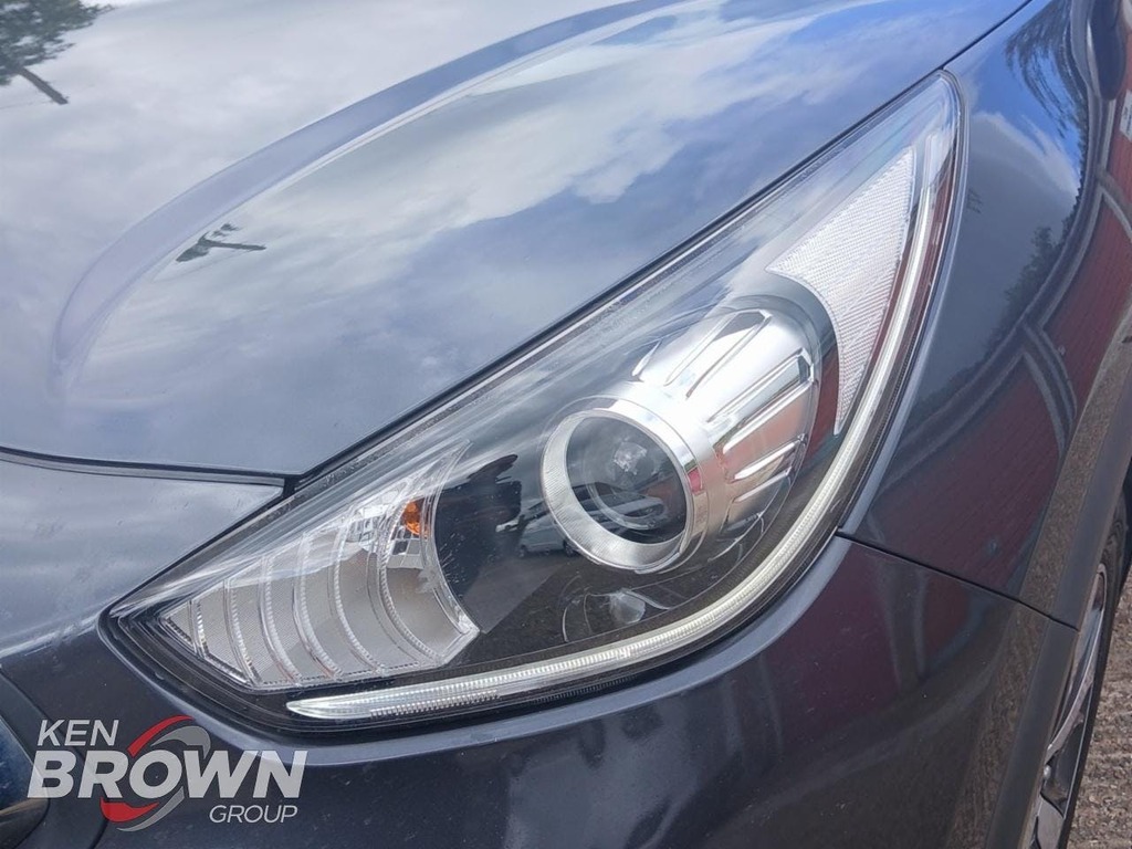 Kia Niro Hybrid White #18