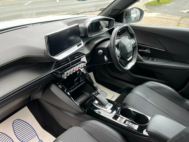Peugeot e-2008 50Kwh Gt Suv 136 Ps White #4