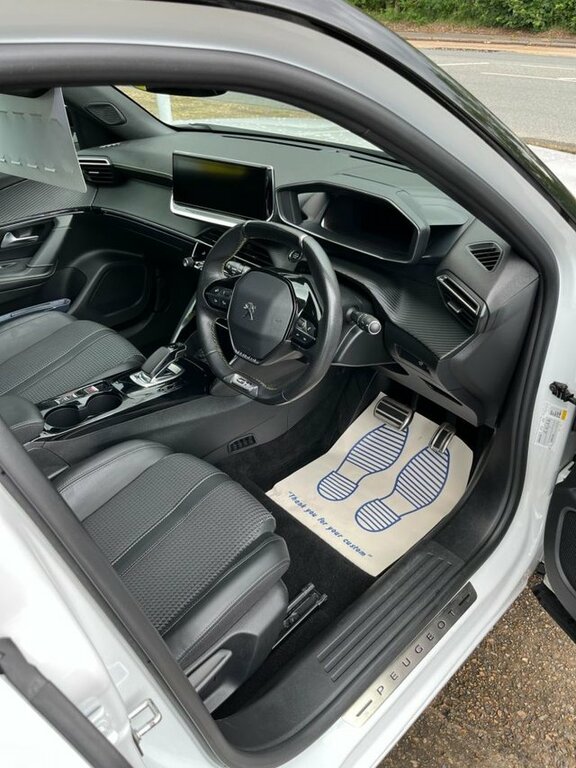 Peugeot e-2008 50Kwh Gt Suv 136 Ps White #3