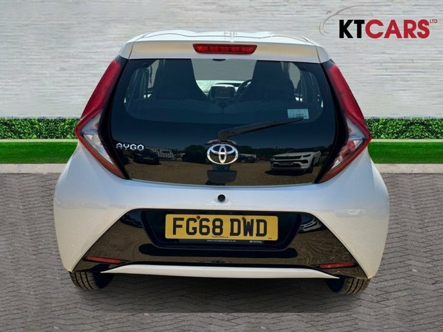 Toyota Aygo Vvt-i X-play Hatchback White #6