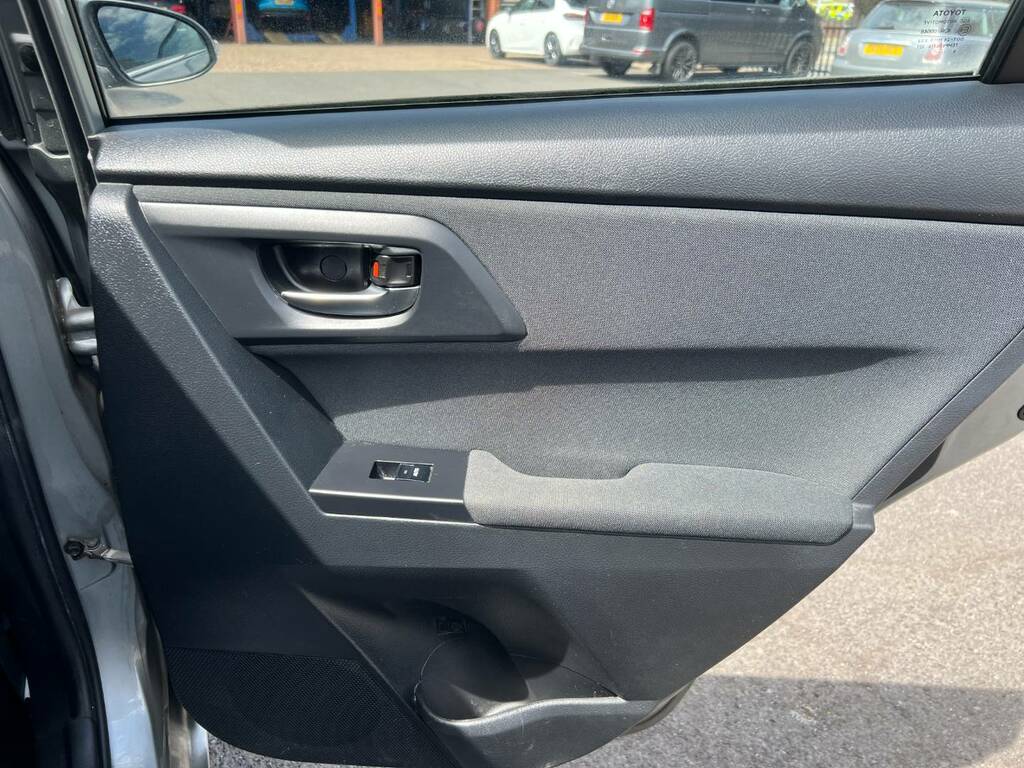 Toyota Auris 1.6L Icon Plus Red #14