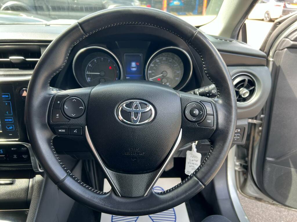 Toyota Auris 1.6L Icon Plus Red #20