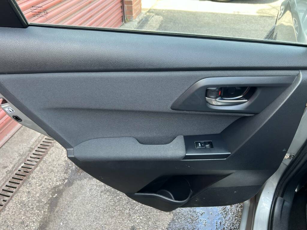 Toyota Auris 1.6L Icon Plus Red #8