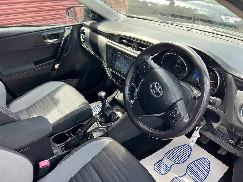 Toyota Auris 1.6L Icon Plus Red #17