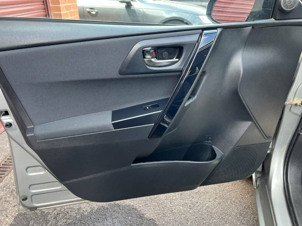 Toyota Auris 1.6L Icon Plus Red #11