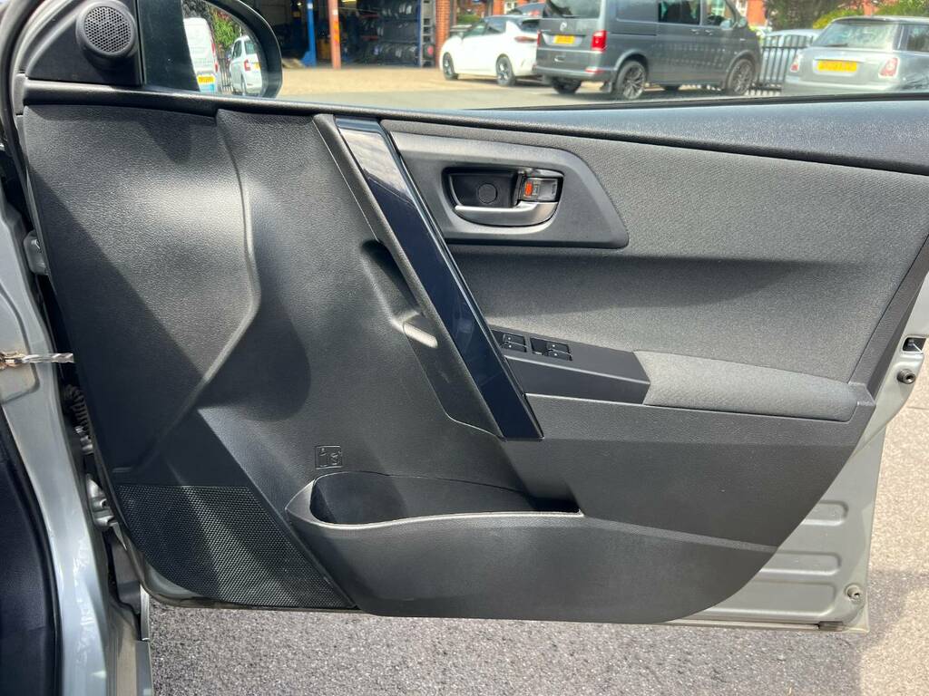 Toyota Auris 1.6L Icon Plus Red #16