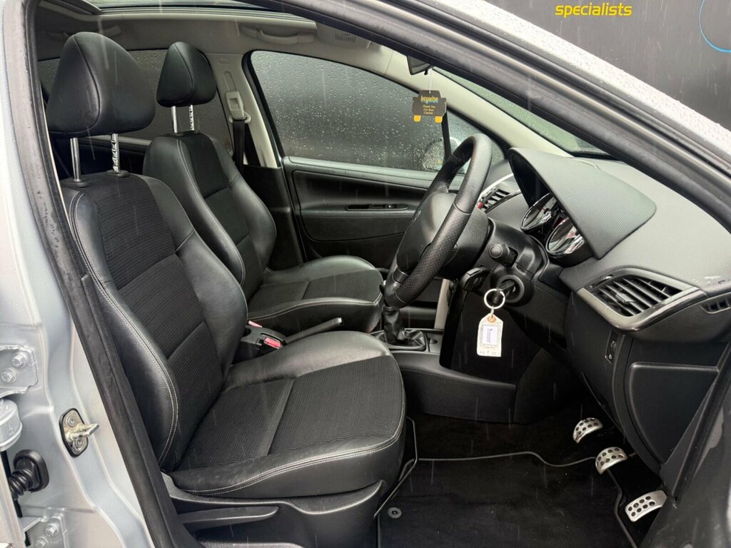Peugeot 207 Active White #13