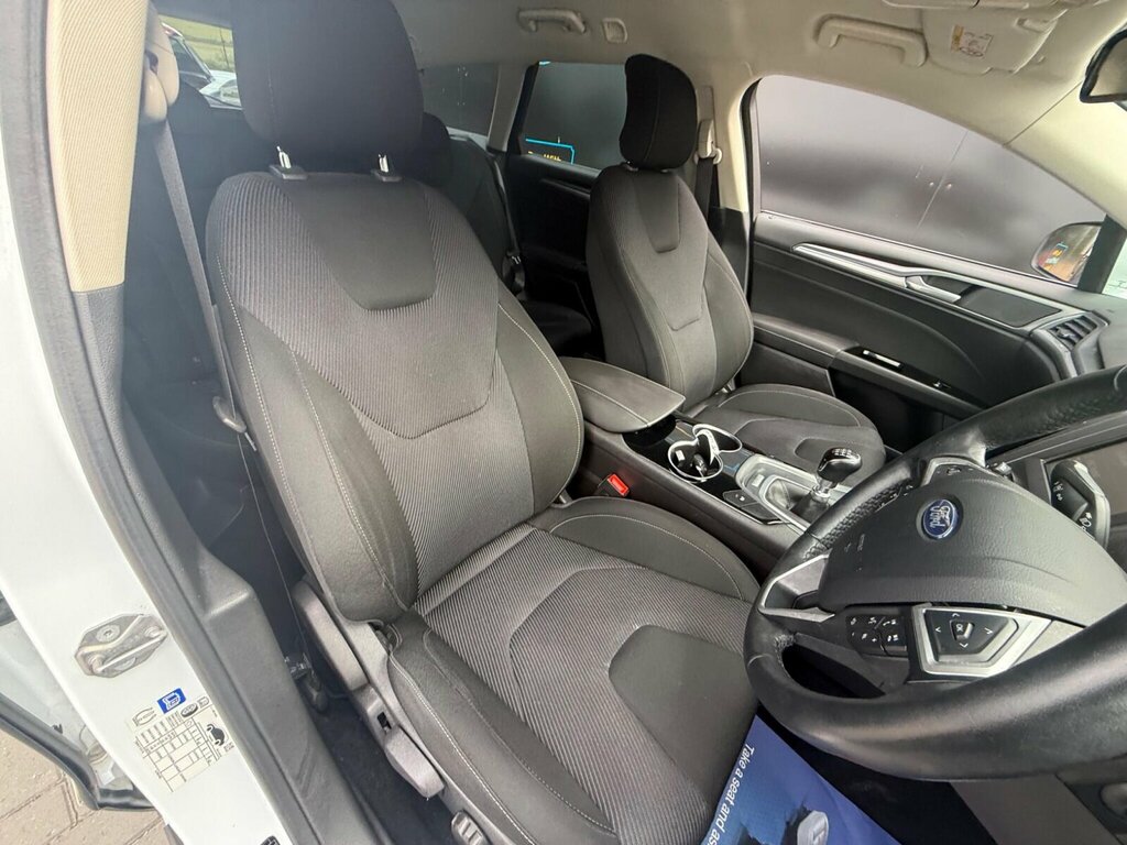 Ford Mondeo Hatchback Black #15