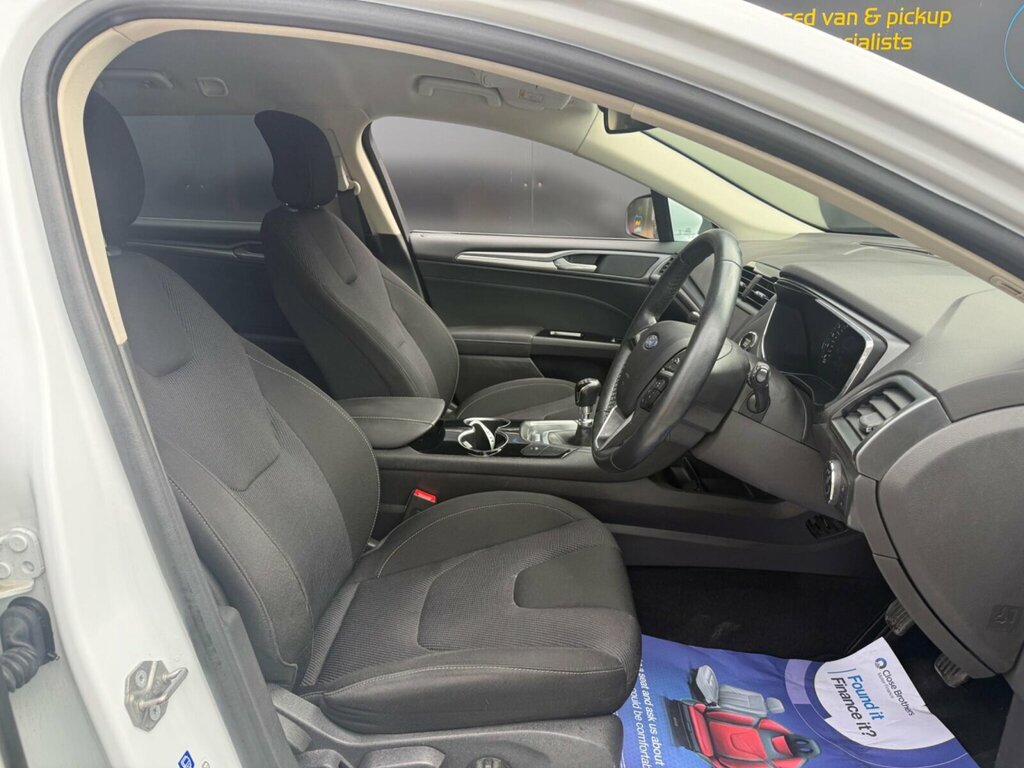Ford Mondeo Hatchback Black #13