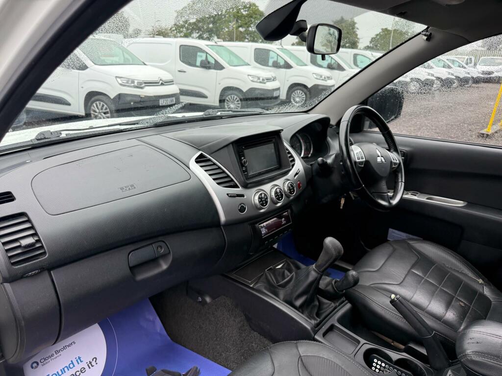 Mitsubishi L200 Van Di Green #21