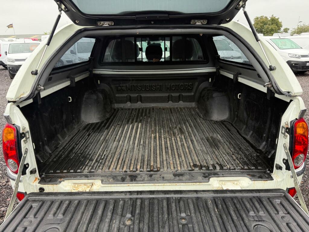 Mitsubishi L200 Van Di Green #16