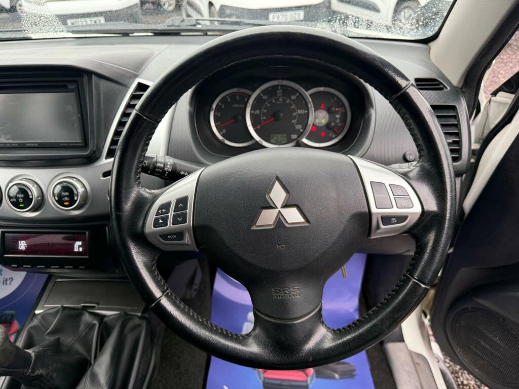 Mitsubishi L200 Van Di Green #24
