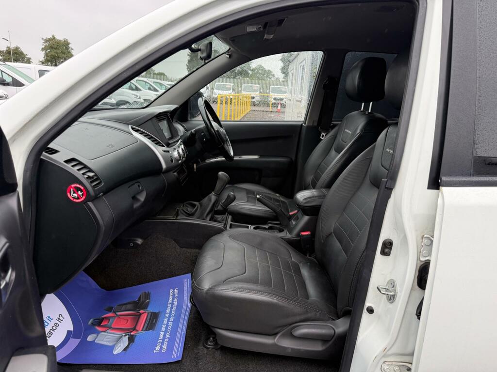 Mitsubishi L200 Van Di Green #20