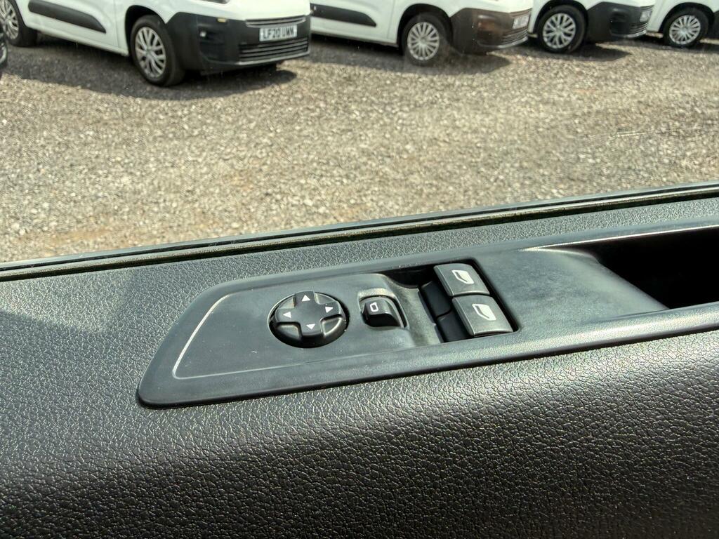 Peugeot Expert Professional Premium White #21