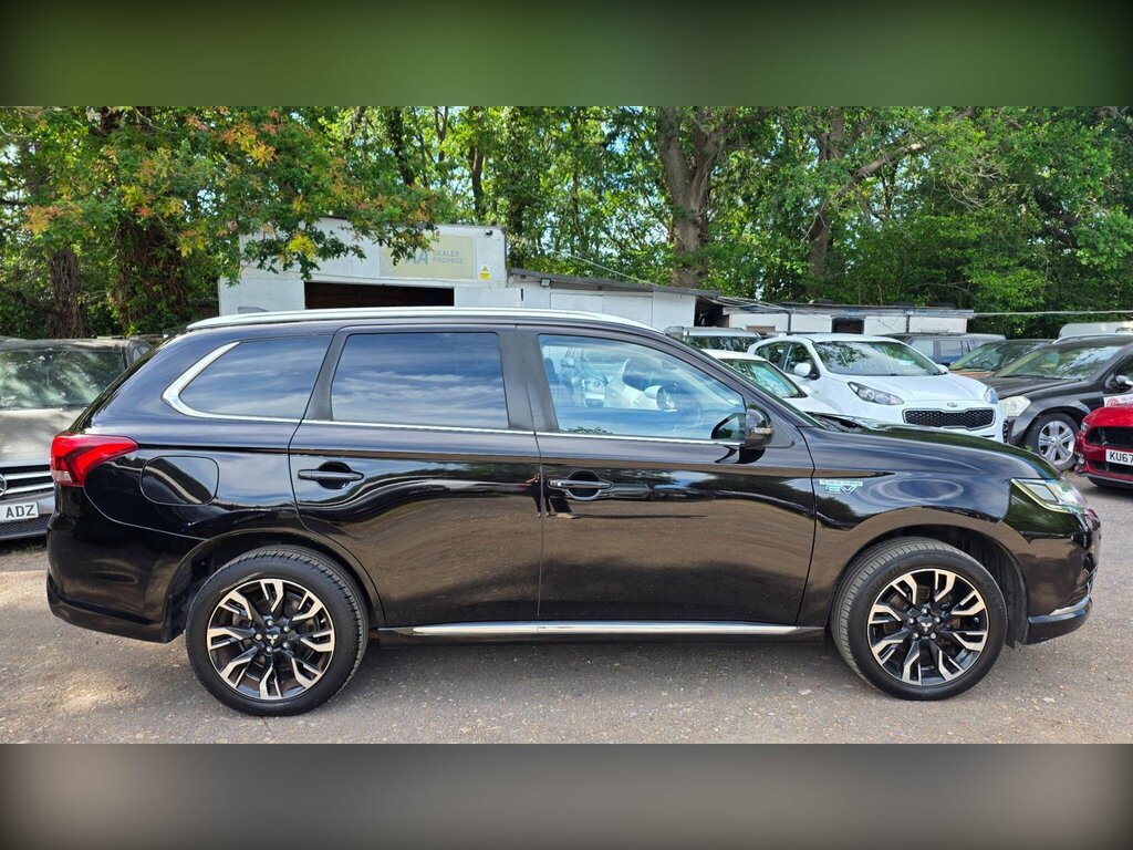 Mitsubishi Outlander 2.0H 12Kwh 4Hs Cvt 4Wd Euro 6 Ss MK67LMV Black