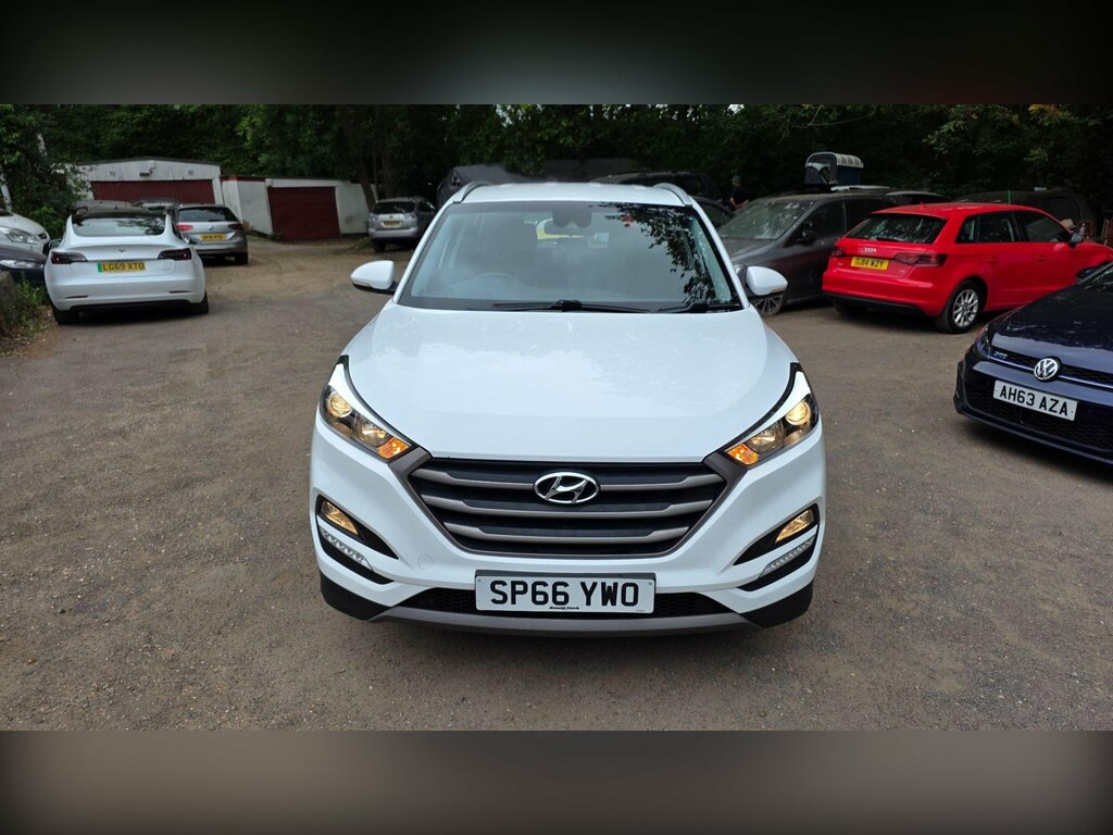 Hyundai Tucson 1.7 Crdi Blue Drive Se Euro 6 Ss SP66YWO White #3