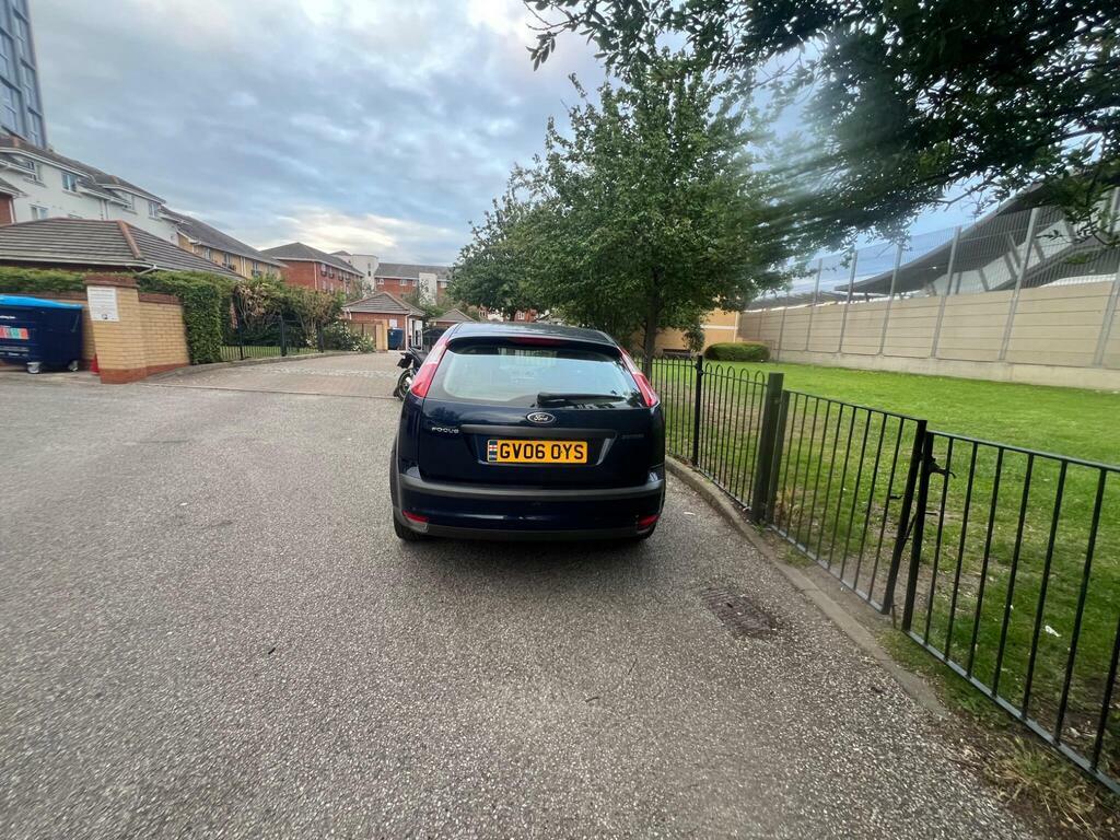 Ford Focus Zetec Climate 16V 5-Door Silver #9