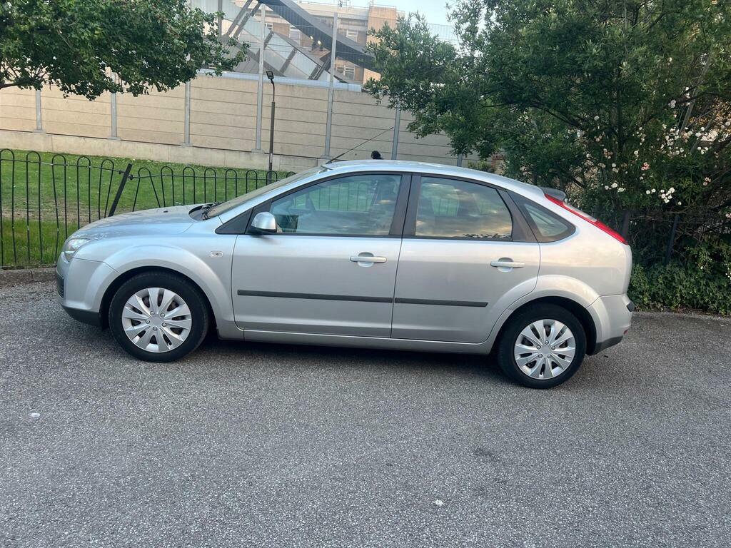 Ford Focus Hatchback 1.6 LX 200707 Red #8