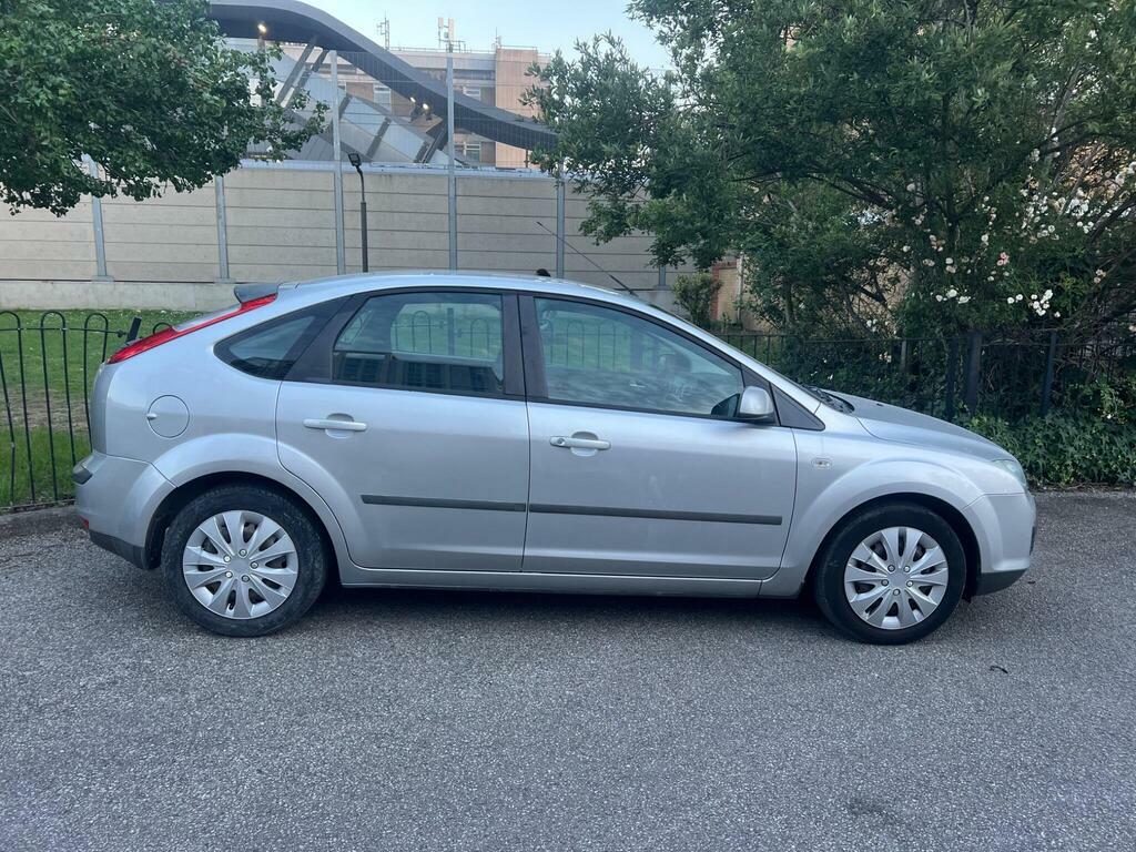 Ford Focus Hatchback 1.6 LX 200707 Red #7
