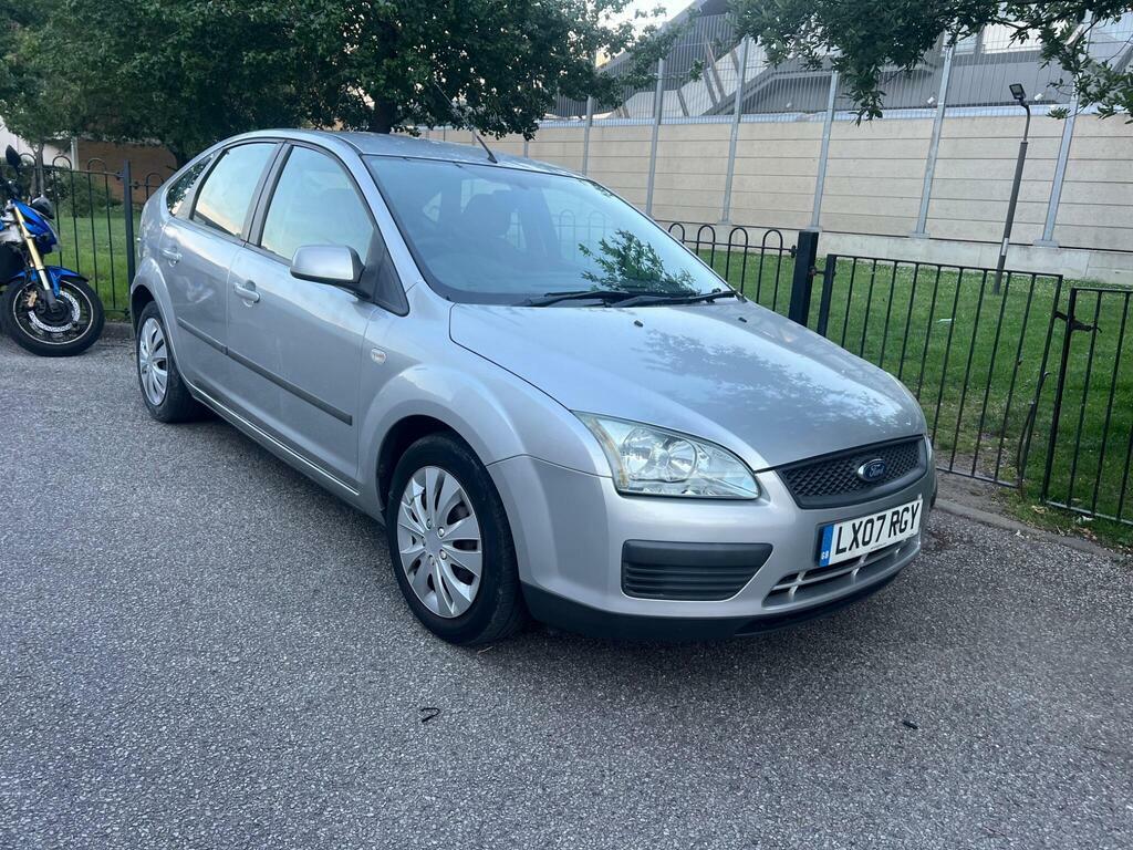 Ford Focus Hatchback 1.6 LX 200707 Red #1