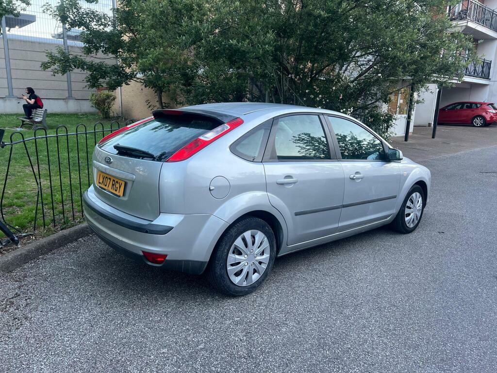 Ford Focus Hatchback 1.6 LX 200707 Red #3