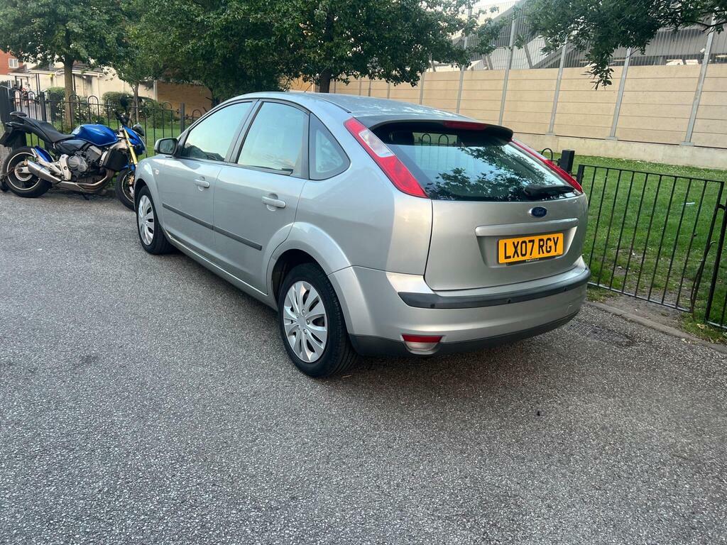 Ford Focus Hatchback 1.6 LX 200707 Red #4
