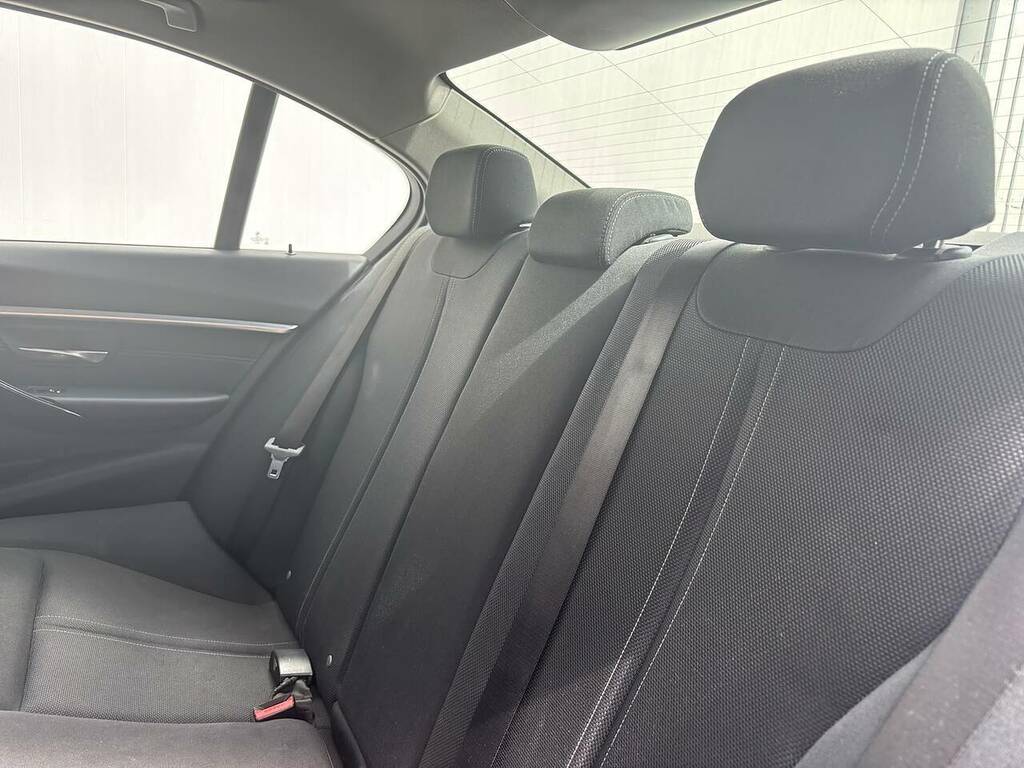BMW 3 Series Saloon 320D Blue #32