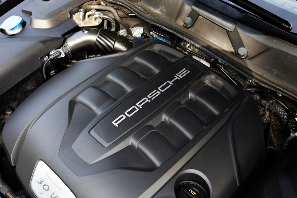 Porsche Cayenne 3.0 V6 E-hybrid Silver #92