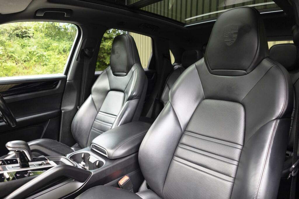 Porsche Cayenne Turbo S E-hybrid Tiptronic S Black #16