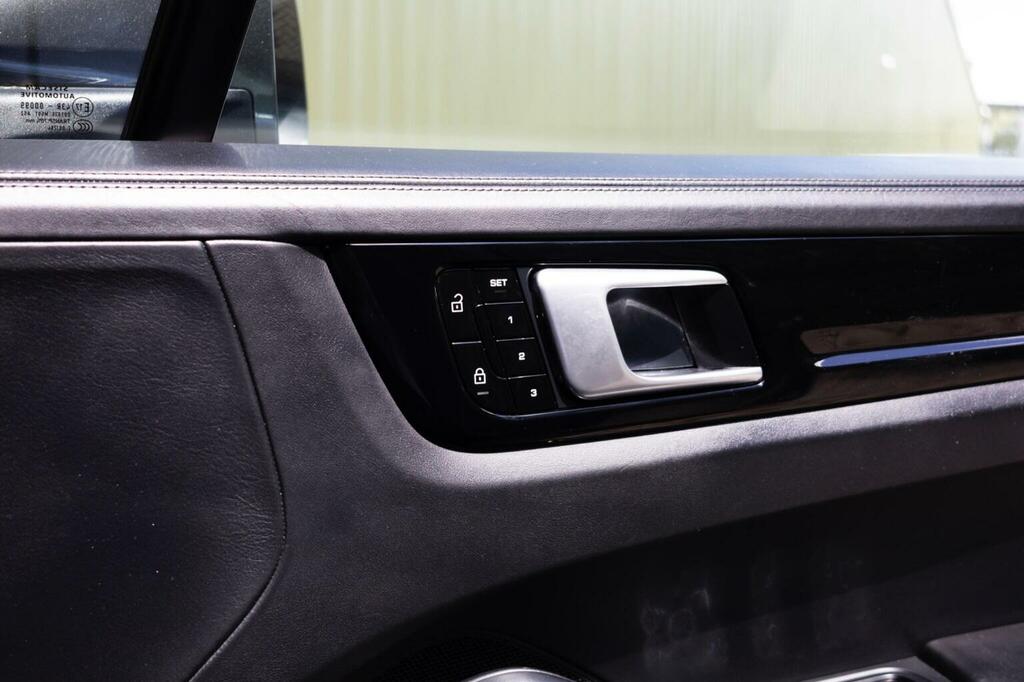 Porsche Cayenne Turbo S E-hybrid Tiptronic S Black #38