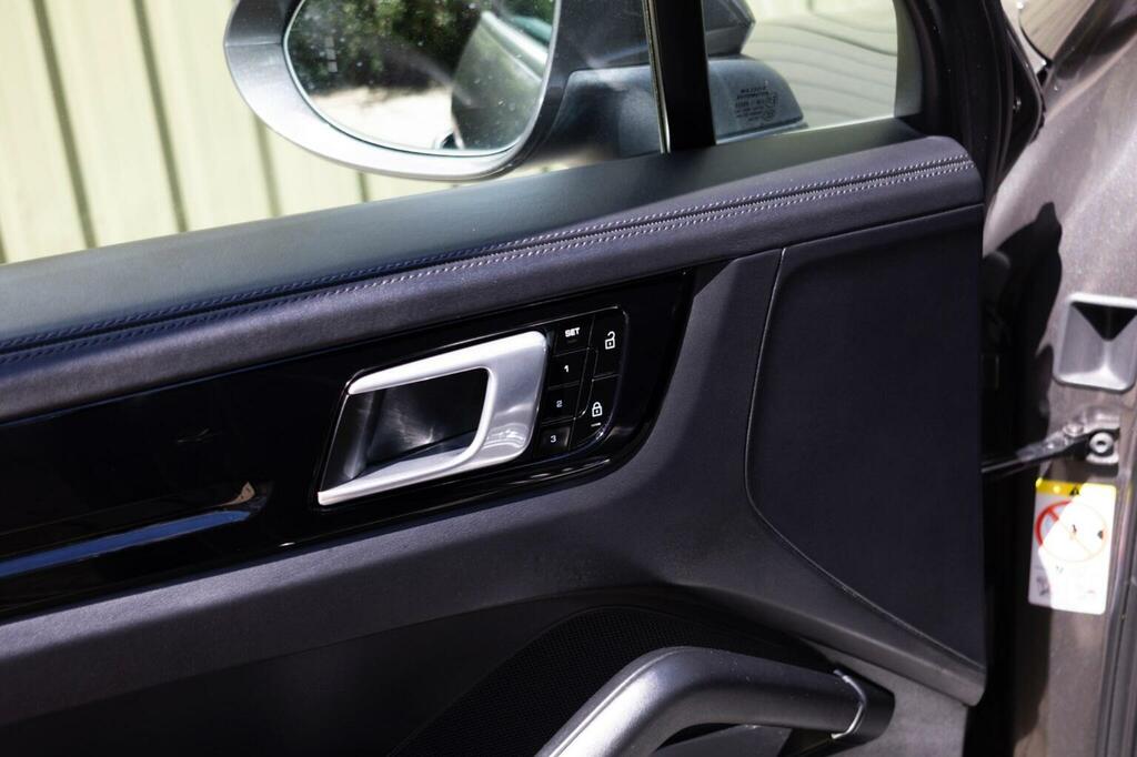 Porsche Cayenne Turbo S E-hybrid Tiptronic S Black #27