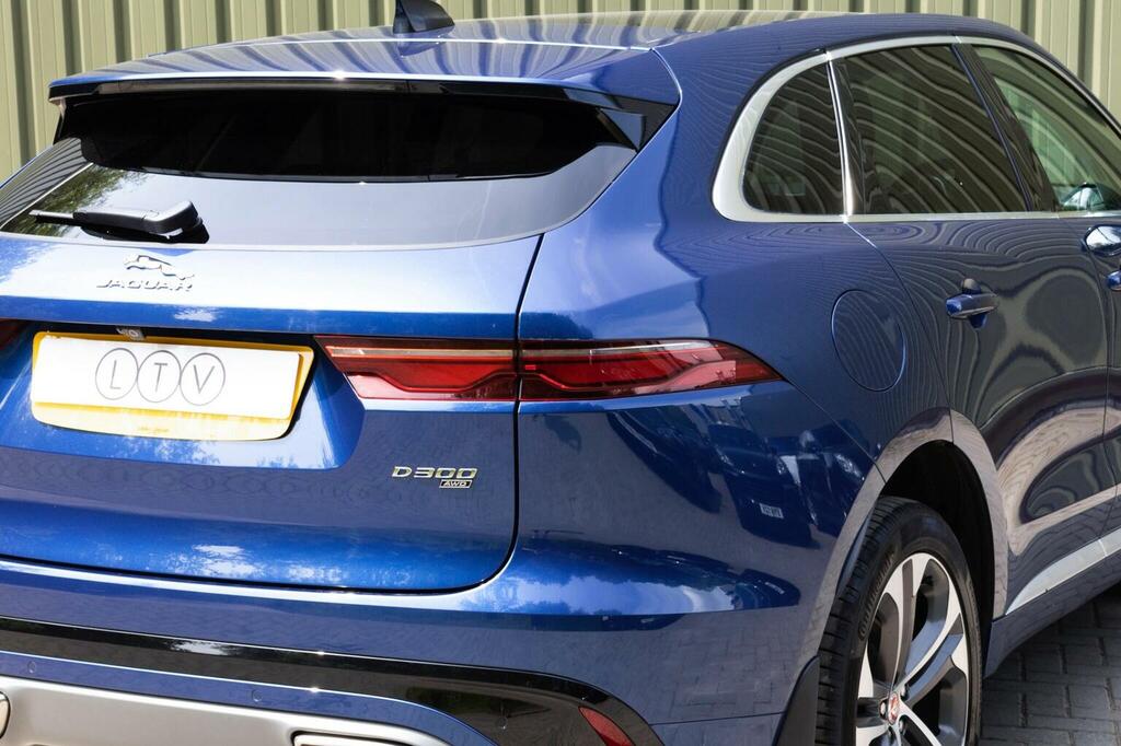 Jaguar F-Pace 2.0 D200 R-dynamic Black Awd Red #87