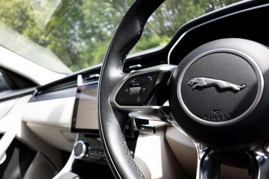 Jaguar F-Pace 2.0 D200 R-dynamic Black Awd Red #45