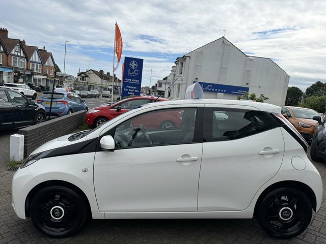 Toyota Aygo 1.0 Vvt-i X-play HG16HRX White #6