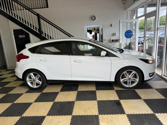 Ford Focus Titanium Hatchback FP15VDY White #4