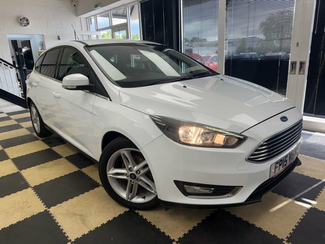 Ford Focus Titanium Hatchback FP15VDY White #2