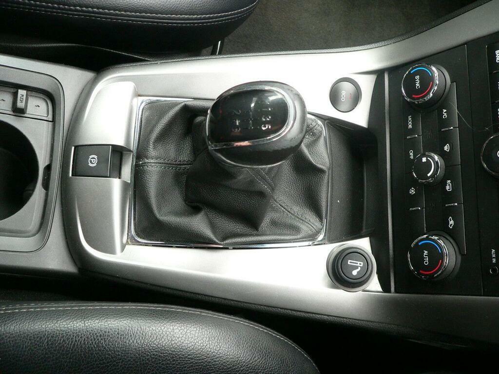 Chevrolet Captiva Suv White #7