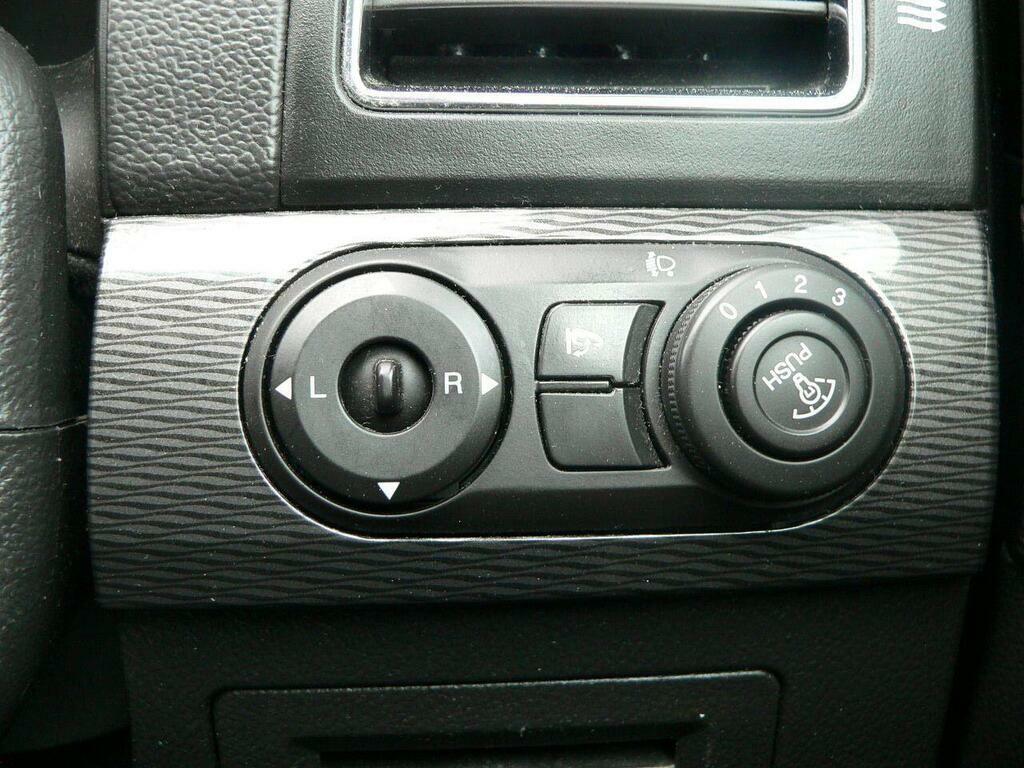 Chevrolet Captiva Suv White #22