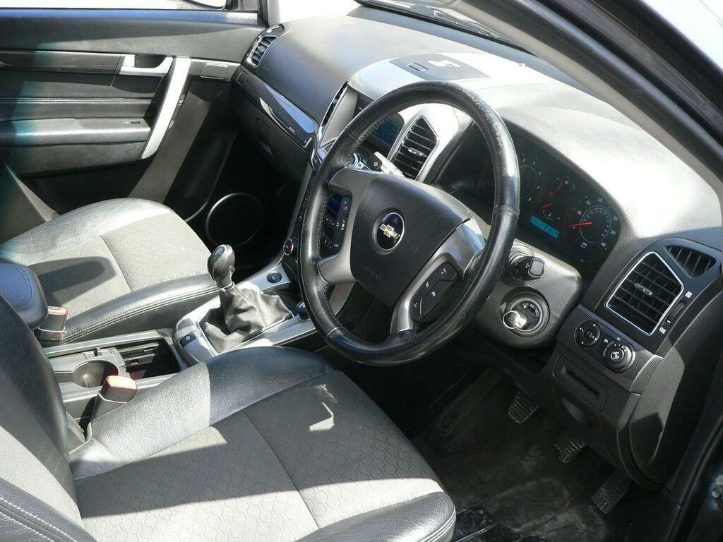 Chevrolet Captiva Suv White #10