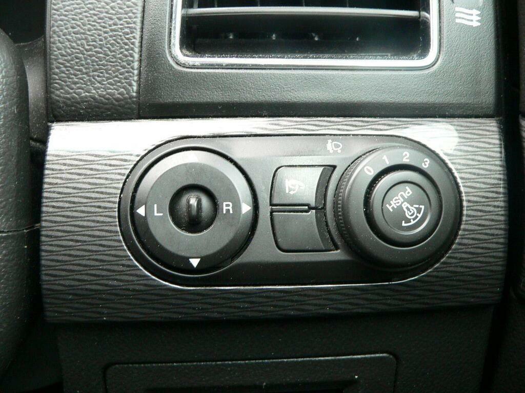 Chevrolet Captiva Suv White #23