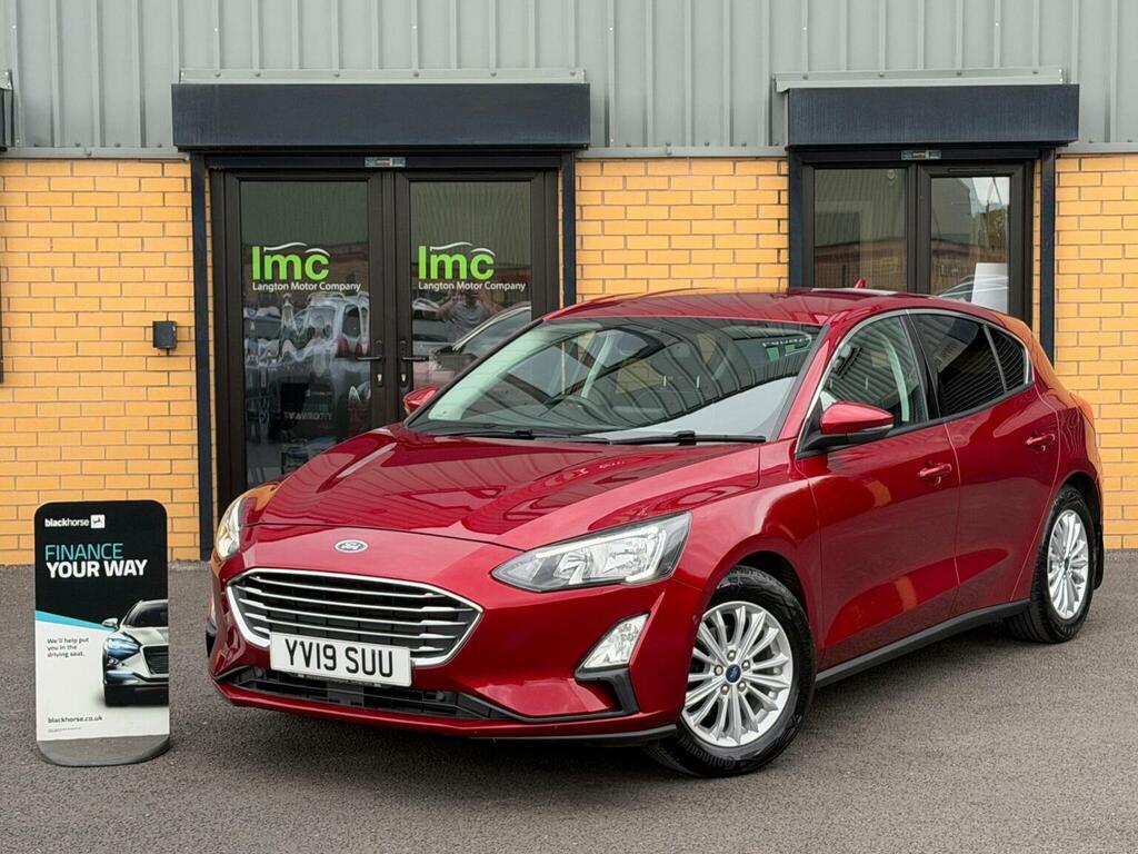 Ford Focus Hatchback 1.0T Ecoboost Titanium Euro 6 Ss Red