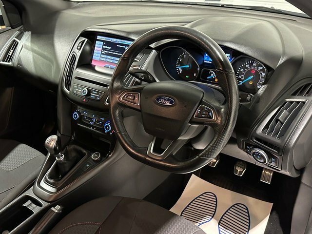 Ford Focus 1.5T Ecoboost St-line Hatchback White #2