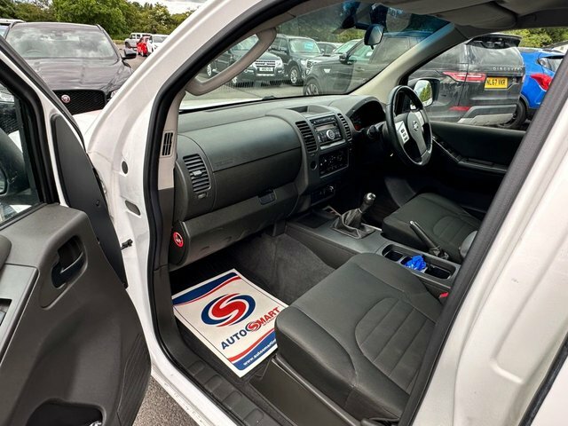 Nissan Navara 2.5 Dci Visia Pickup Double Cab White #2