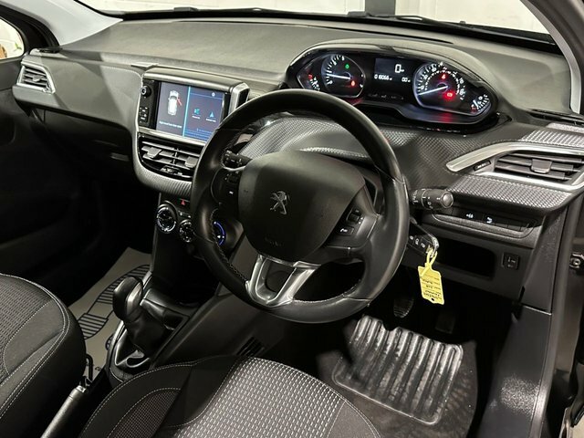 Peugeot 208 1.2 Puretech Allure Hatchback Eu Black #2