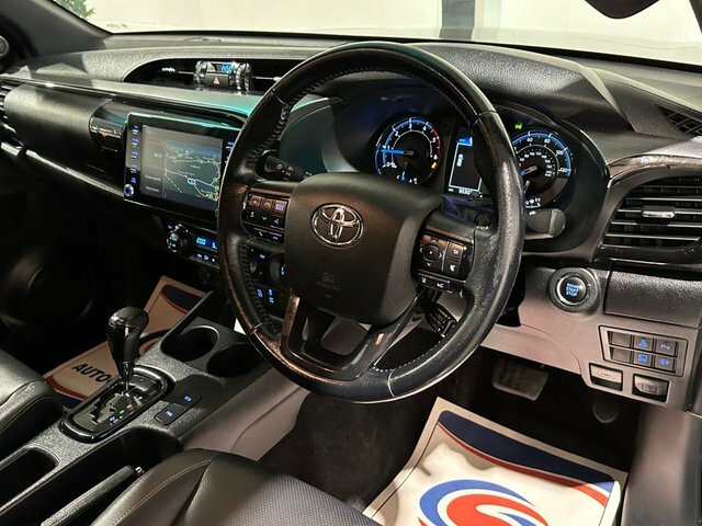 Toyota HILUX 2.8 D-4d Invincible X Pickup Double Cab Brown #2