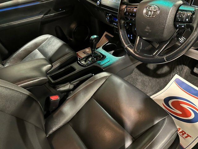 Toyota HILUX 2.8 D-4d Invincible X Pickup Double Cab Brown #5